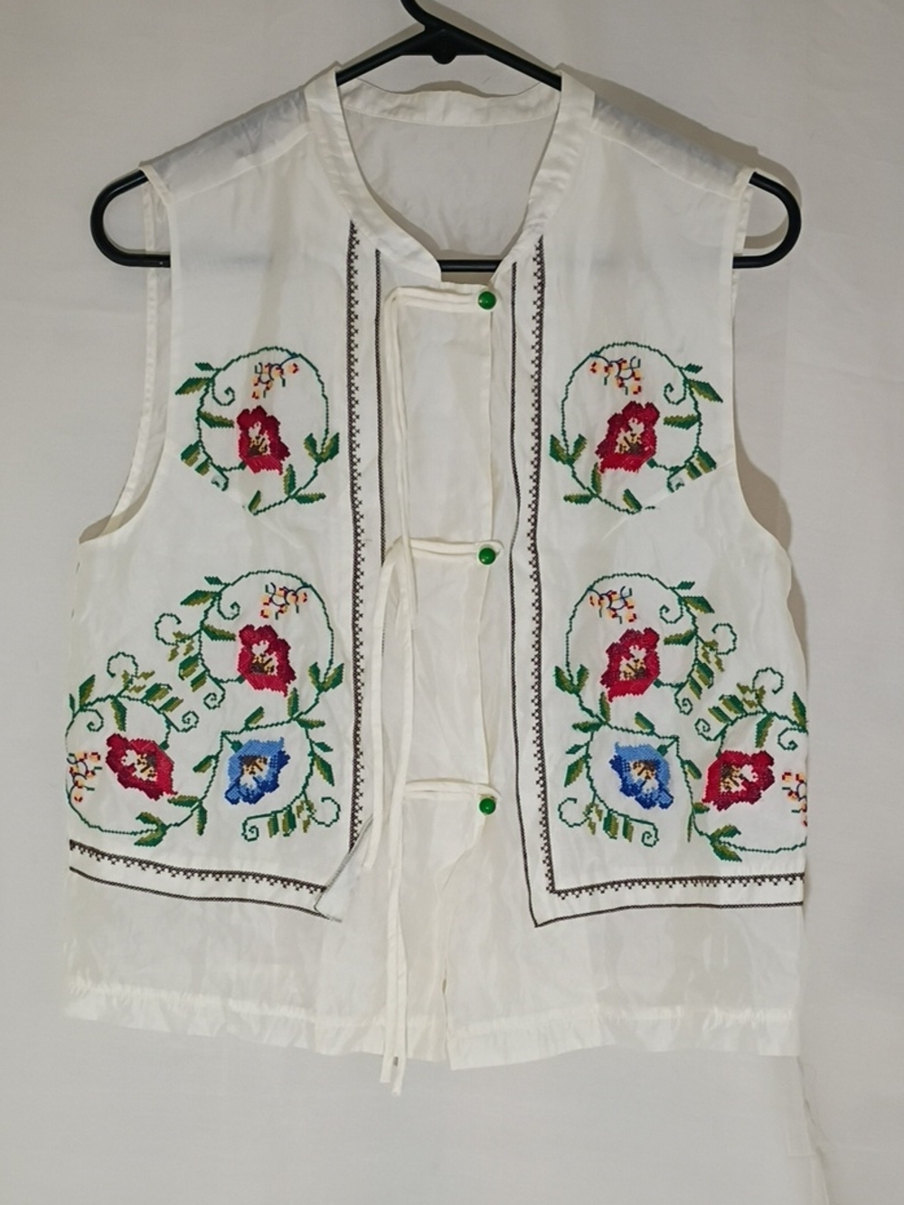 It doesn't have a size label, it looks like it might be a large.